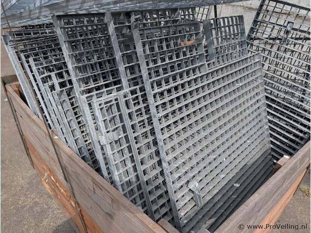 Persroosters in palletkist - afbeelding 2 van  2