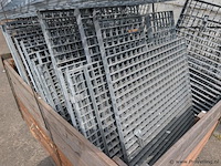 Persroosters in palletkist - afbeelding 2 van  2