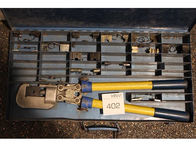 Perstang nn met diverse persmatrijzen in metalen koffer. - afbeelding 2 van  2
