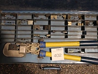 Perstang nn met diverse persmatrijzen in metalen koffer. - afbeelding 2 van  2