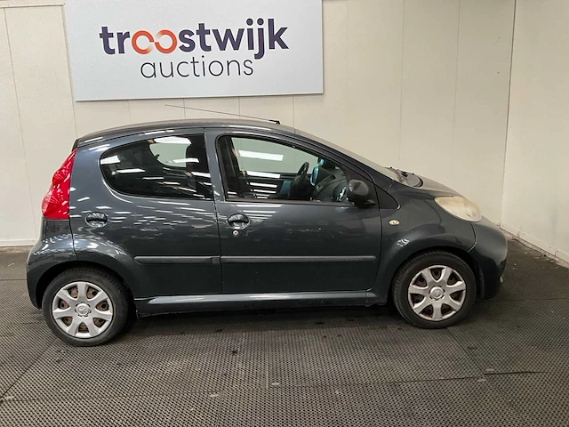 Peugeot - 107 - 1.0-12v xr - personenauto - 2010 - afbeelding 16 van  20
