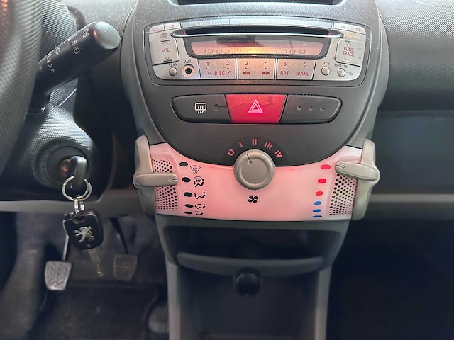 Peugeot - 107 - 1.0-12v xs - 63-hnd-8- 2009 - afbeelding 3 van  6