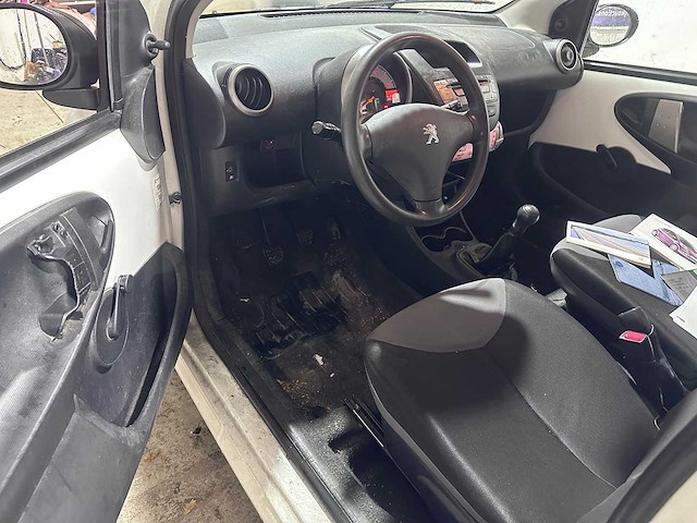 Peugeot - 107 - 1.0 access accent - 92-xhn-2 - afbeelding 12 van  12