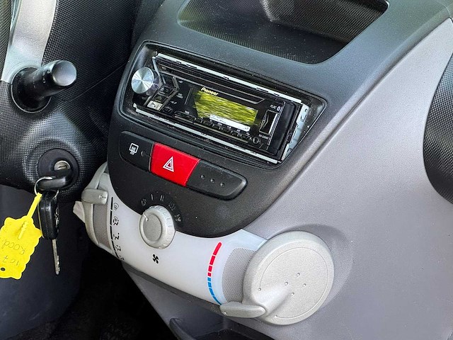 Peugeot - 2008 - 107 - 1.0-12v xr - personenauto - afbeelding 2 van  7