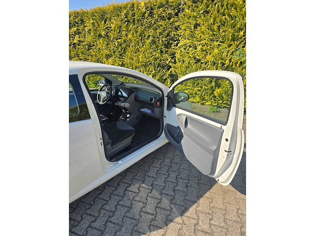 Peugeot - 2011 - 107 - 1.0-12v xr - personenauto 53rnv3 - afbeelding 1 van  3