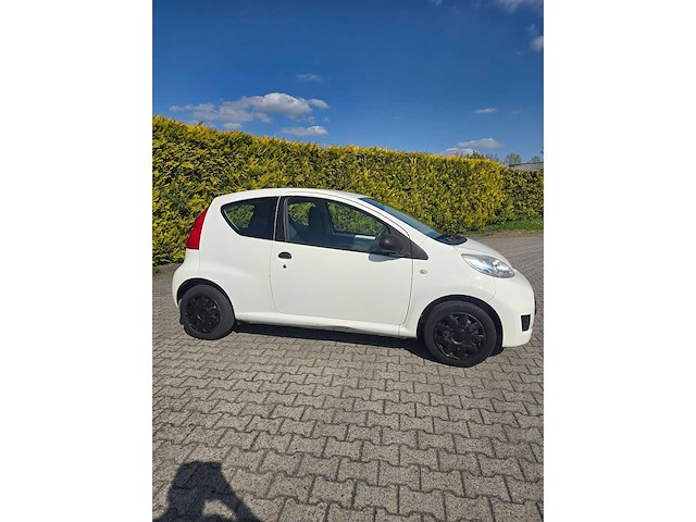 Peugeot - 2011 - 107 - 1.0-12v xr - personenauto 53rnv3 - afbeelding 13 van  19