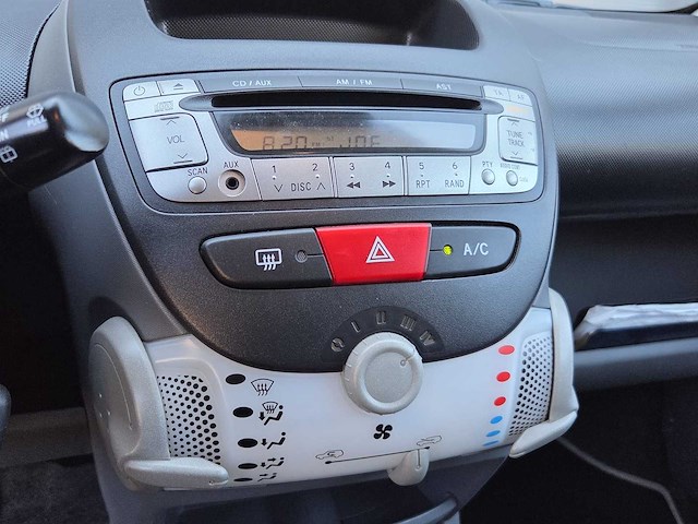 Peugeot - 2011 - 107 - 1.0 access accent - l-453-lg - afbeelding 9 van  22