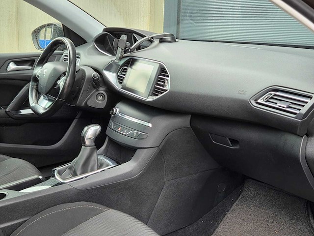 Peugeot - 2015 - 308 sw - 1.2 puret.blue l. ex - gz-097-k - afbeelding 18 van  27