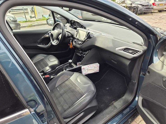 Peugeot - 2017 - 2008 - 1.2 puretech allure - nb-422-z - afbeelding 15 van  30
