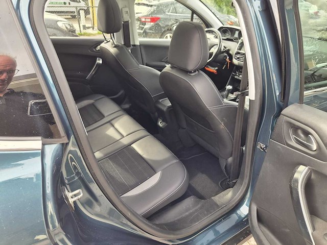 Peugeot - 2017 - 2008 - 1.2 puretech allure - nb-422-z - afbeelding 16 van  30