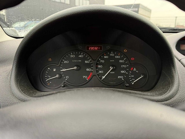 Peugeot - 206 - 1.4 xt - car - 2003 |17-lv-lz|iaw - afbeelding 3 van  13