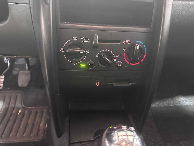 Peugeot - 207 - 1.4-16v x-line - 85-tv-dp- 2007 - afbeelding 5 van  19