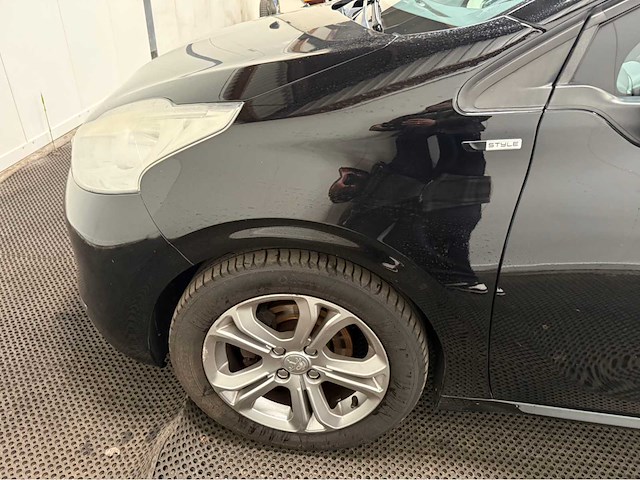 Peugeot - 208 - personenauto - 2015 - afbeelding 9 van  27