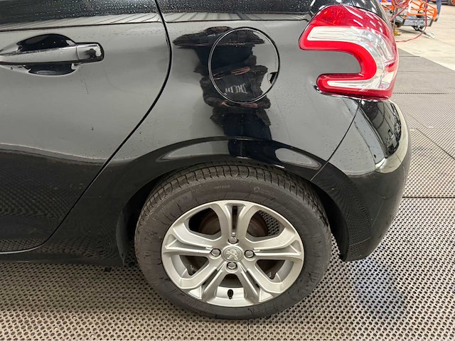 Peugeot - 208 - personenauto - 2015 - afbeelding 10 van  27