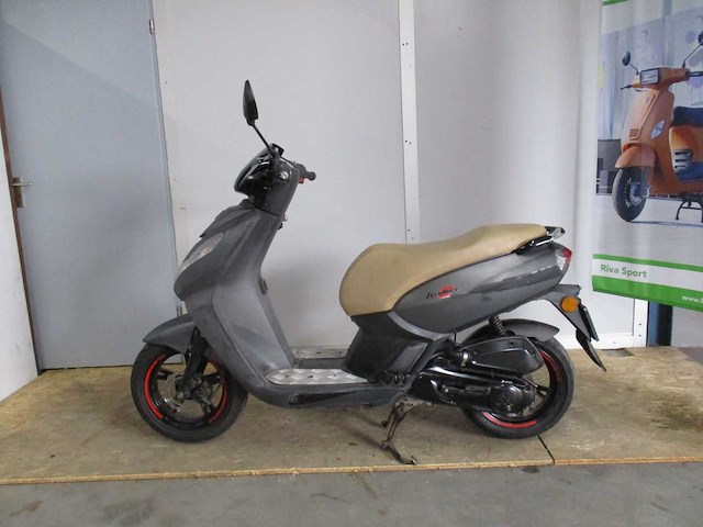 Peugeot - snorscooter - kisbee rs injectie - scooter - afbeelding 1 van  5