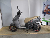 Peugeot - snorscooter - kisbee rs injectie - scooter - afbeelding 1 van  5