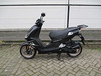 Peugeot - snorscooter - speedfight 4 2t dark - scooter - afbeelding 1 van  11