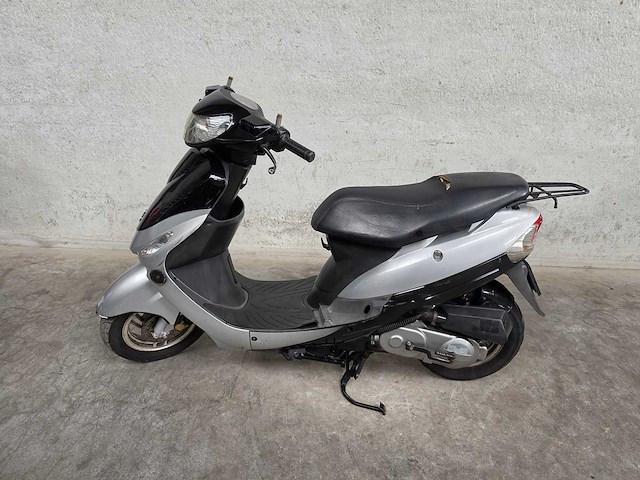 Peugeot - snorscooter - v-click - 4t 25km uitvoering fv675n - afbeelding 1 van  7