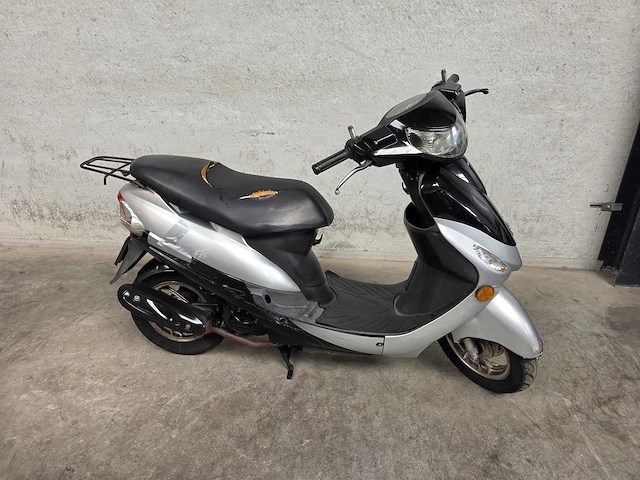 Peugeot - snorscooter - v-click - 4t 25km uitvoering fv675n - afbeelding 1 van  2