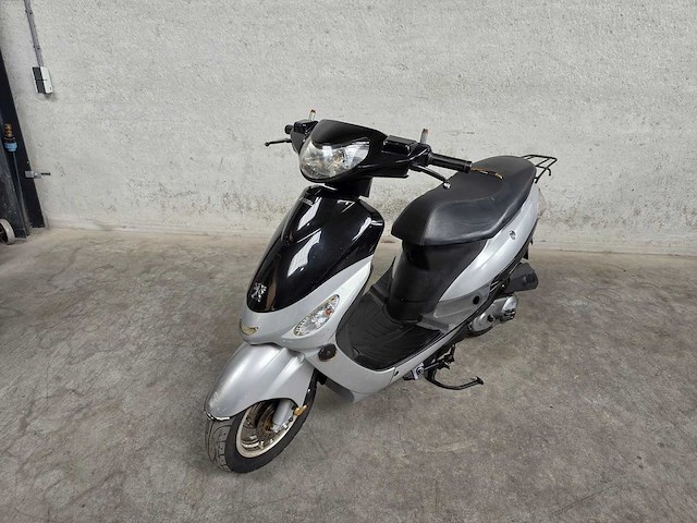Peugeot - snorscooter - v-click - 4t 25km uitvoering fv675n - afbeelding 2 van  2
