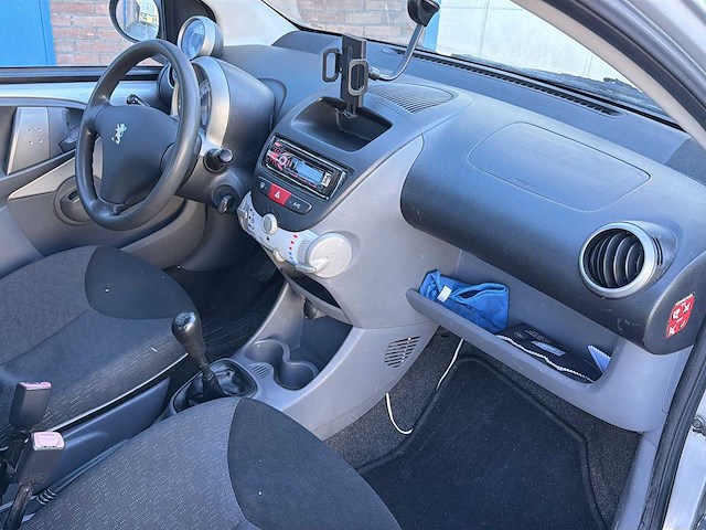 Peugeot 107 1.0-12v sublime 2009 | 66-kgz-3 i - afbeelding 14 van  22