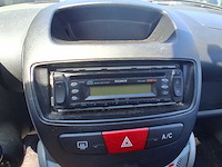 Peugeot 107 1.0-12v urban move 2010 | 30-lkf-7 - afbeelding 2 van  5