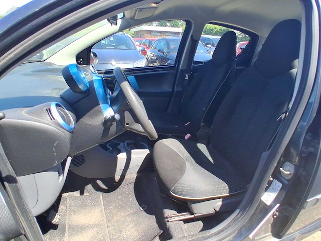 Peugeot 107 1.0-12v urban move 2010 | 30-lkf-7 - afbeelding 2 van  23