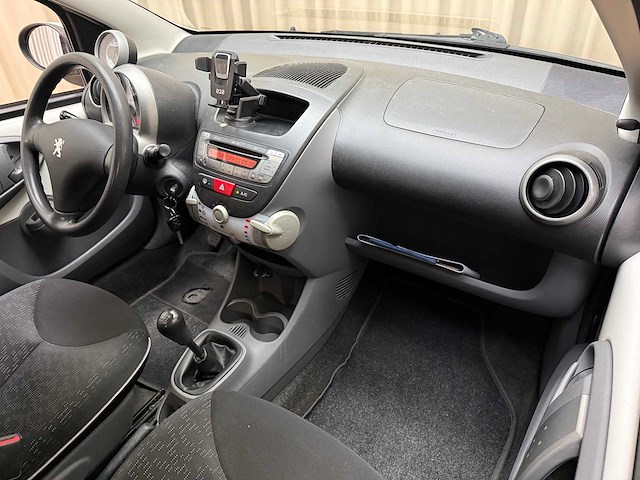Peugeot 107 1.0-12v xs 2011 - afbeelding 8 van  20