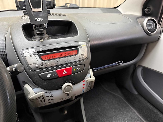 Peugeot 107 1.0-12v xs 2011 - afbeelding 10 van  20