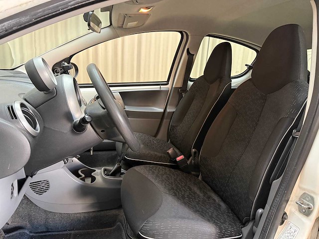Peugeot 107 1.0-12v xs 2011 - afbeelding 15 van  20