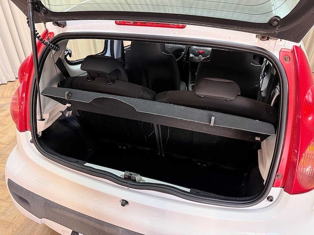 Peugeot 107 1.0-12v xs 2011 - afbeelding 19 van  20