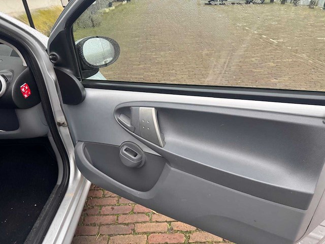 Peugeot 107 1.0-12v xs 59-hgd-5 - afbeelding 8 van  17