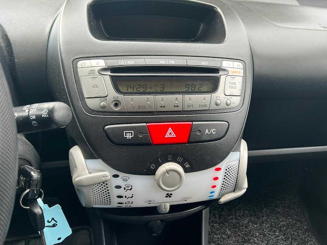 Peugeot 107 1.0 première , pt-394-h - afbeelding 4 van  19
