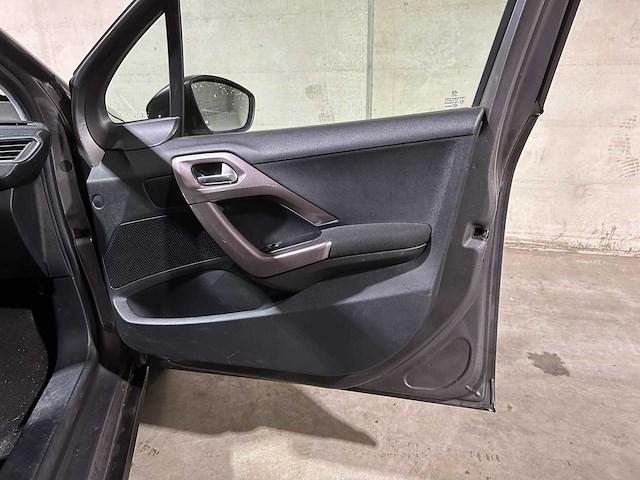 Peugeot 2008 1.2 puretech active 82pk 2015 (origineel-nl), 2-zst-06 - afbeelding 28 van  43