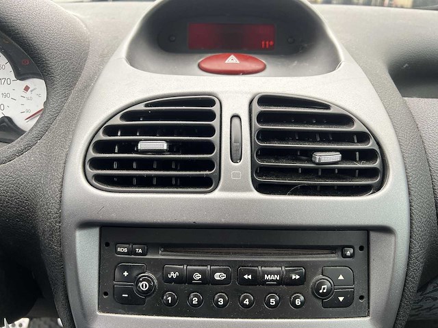 Peugeot 206 1.6-16v quiksilver 2003 | 14-nd-bj - afbeelding 8 van  26