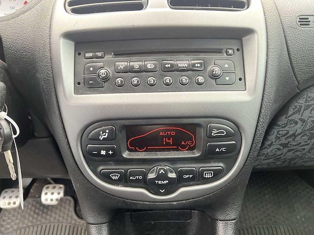 Peugeot 206 1.6-16v quiksilver 2003 | 14-nd-bj - afbeelding 2 van  26