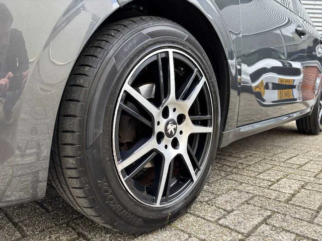 Peugeot 208 - 1.2 puretech active * g-283-ft - afbeelding 4 van  12