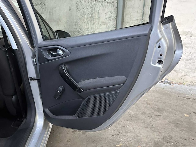 Peugeot 208 1.2 puretech allure 82pk 2017, rl-064-l - afbeelding 29 van  41