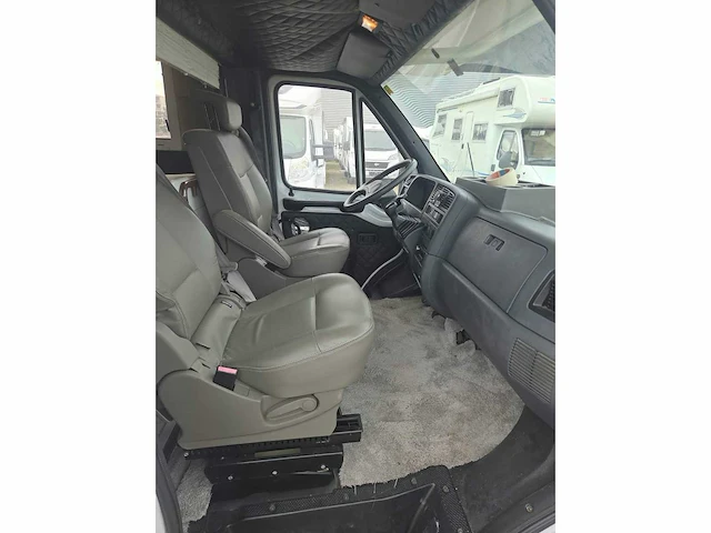 Peugeot 230 bed - bank - wc - camper - afbeelding 11 van  13