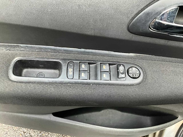 Peugeot 5008 - personenauto (verbruikt olie) - afbeelding 2 van  13