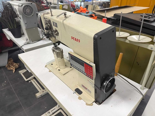 Pfaff - 2013 - 574 - dubbel zuilnaaimachine - afbeelding 6 van  6