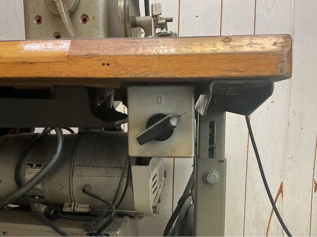 Pfaff - 416 - industriële naaimachine op werktafel - afbeelding 9 van  11