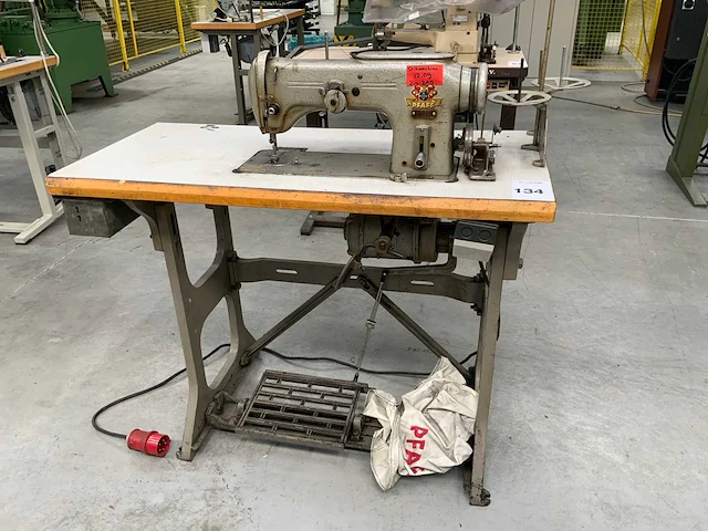 Pfaff 130 sierstikmachine - afbeelding 1 van  4