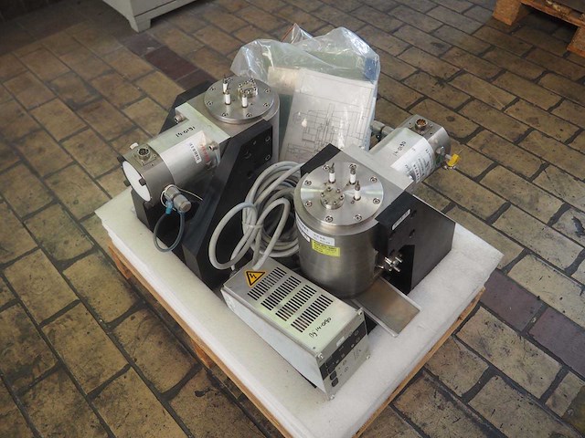 Pfeiffer - tmh 071-010-005 px - turbo vacuum pomp (2x) met controller - afbeelding 1 van  8
