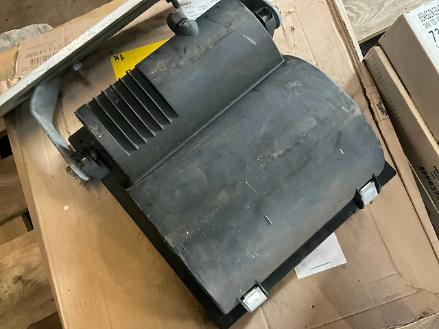 Philips - ip65 - bouwlamp - afbeelding 4 van  4