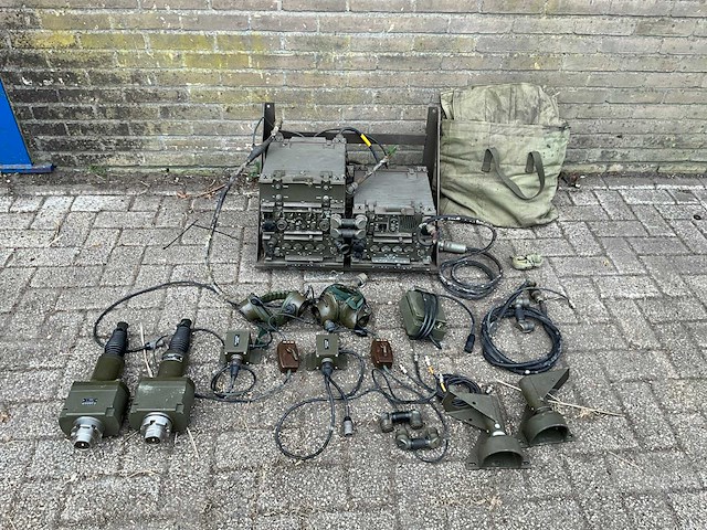 Philips - militaire communicatieapparatuur v.v. radiounits/transceivers. headsets, antenneunit, connectoren en toebehoren - afbeelding 1 van  14