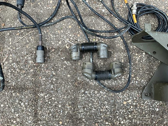 Philips - militaire communicatieapparatuur v.v. radiounits/transceivers. headsets, antenneunit, connectoren en toebehoren - afbeelding 14 van  14