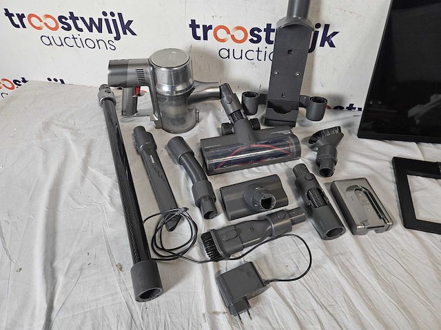 Philips 27e1n1900ae - 4k ips monitor - usb-c 65w - verstelbaar - 27 inch + dreame t31 - afbeelding 2 van  3