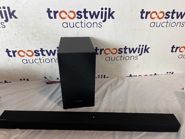 Philips 499p9h – 49 inch curved monitor + samsung hw-t420 soundbar met draadloze subwoofer - afbeelding 1 van  2