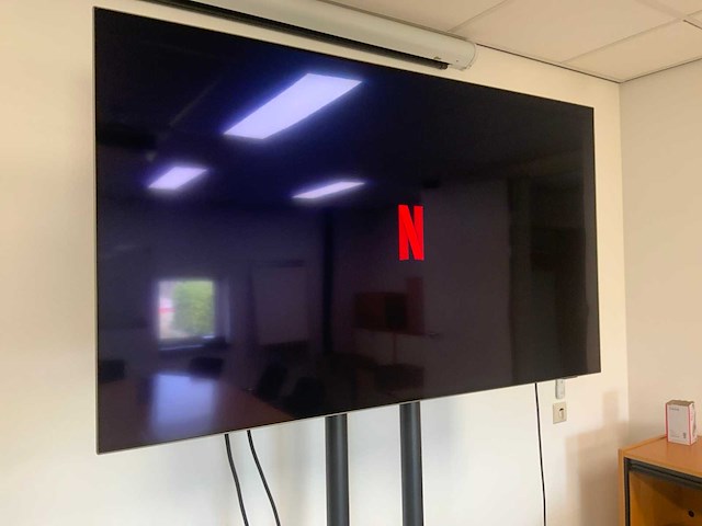 Philips 55oled706/12 ambilight televisie op verrijdbaar neomounts statief - afbeelding 7 van  12
